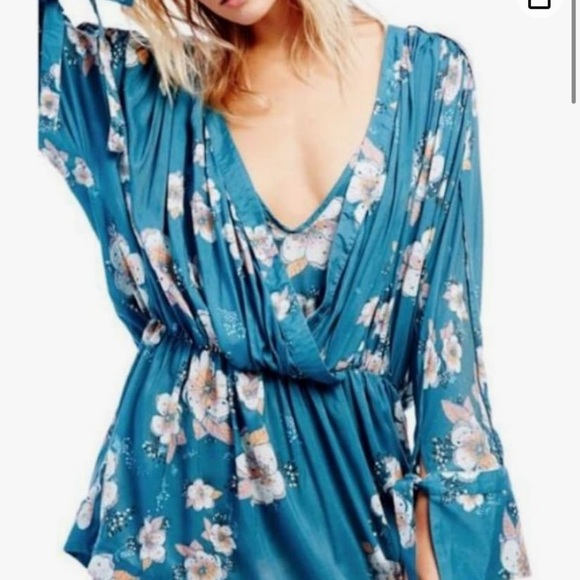 Free People Tuscan Dreams small oversized floral faux wrap top - Picture 10 of 10